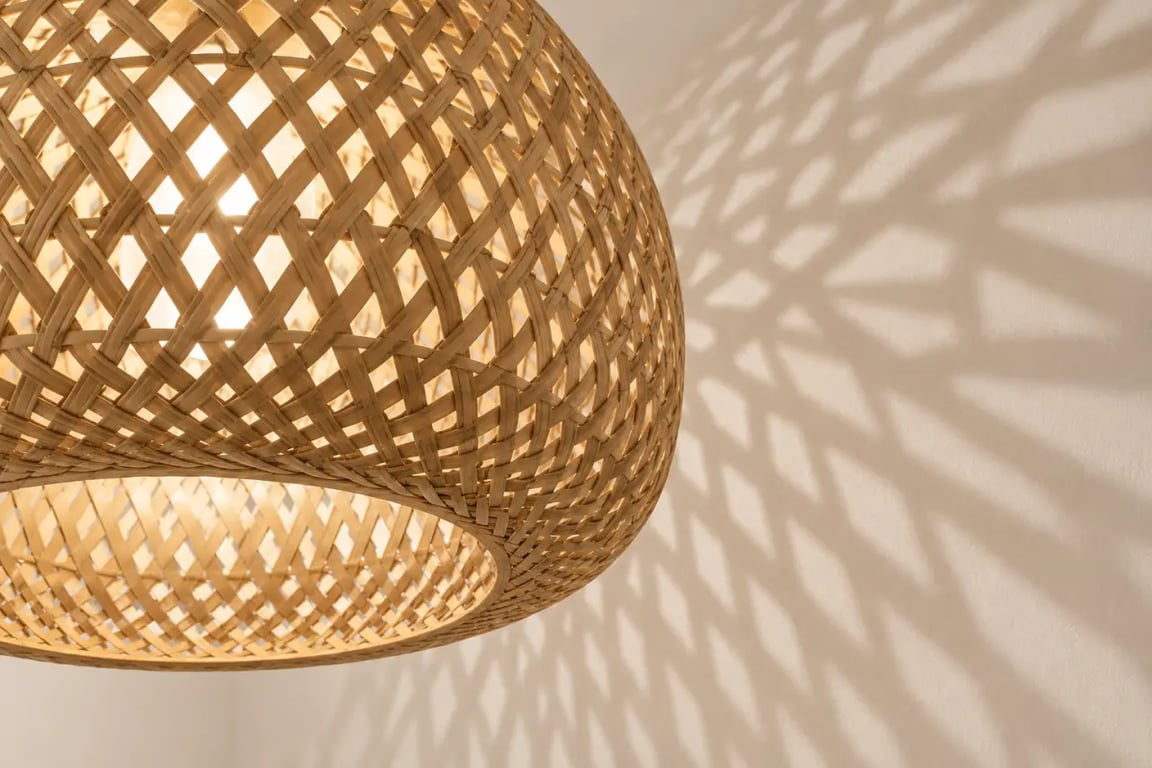 Détail du tressage d’un plafonnier bambou et de ses ombres lumineuses